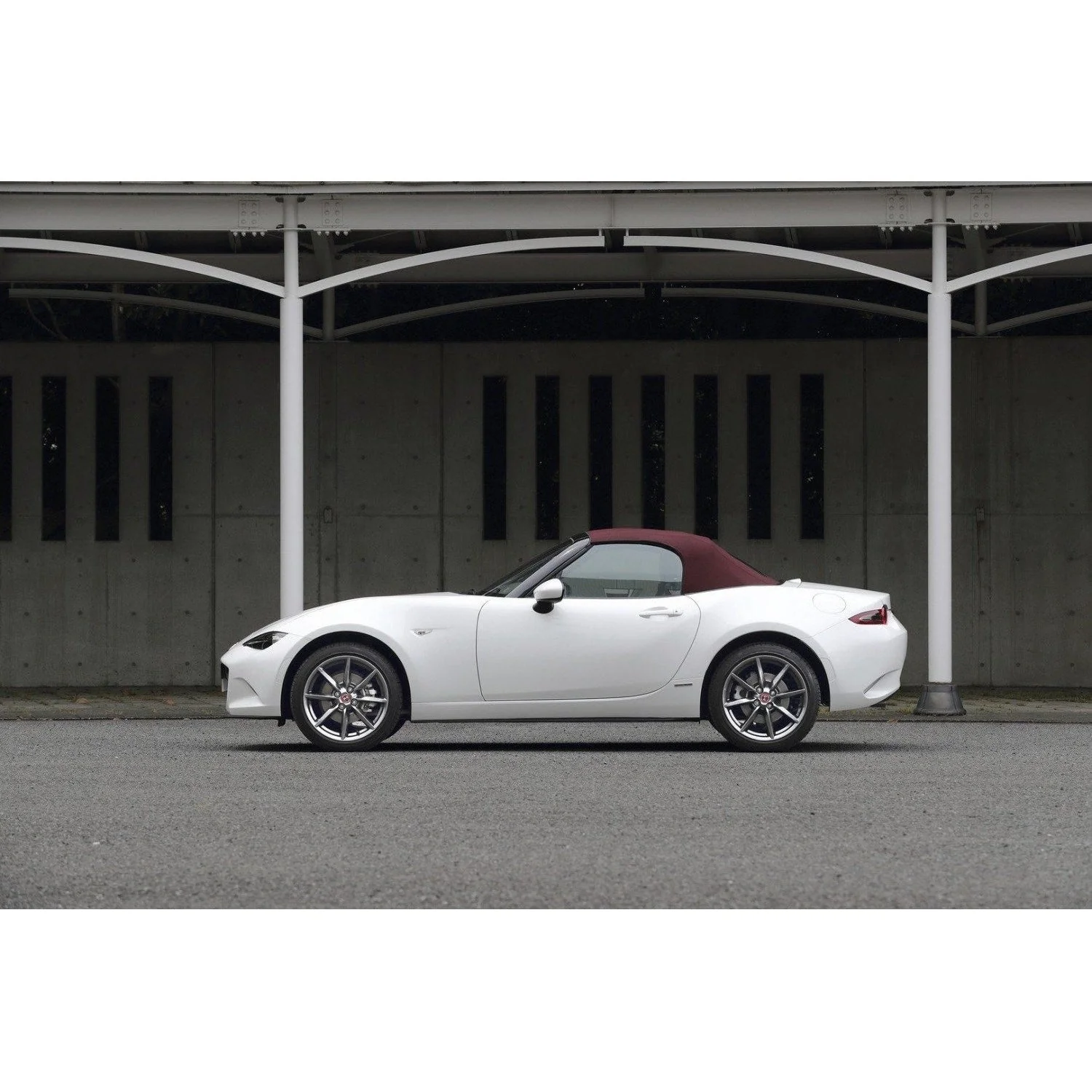 Center Cap, 100th Anniversary Edition in Gloss Black & Red | Mazda - Image 8
